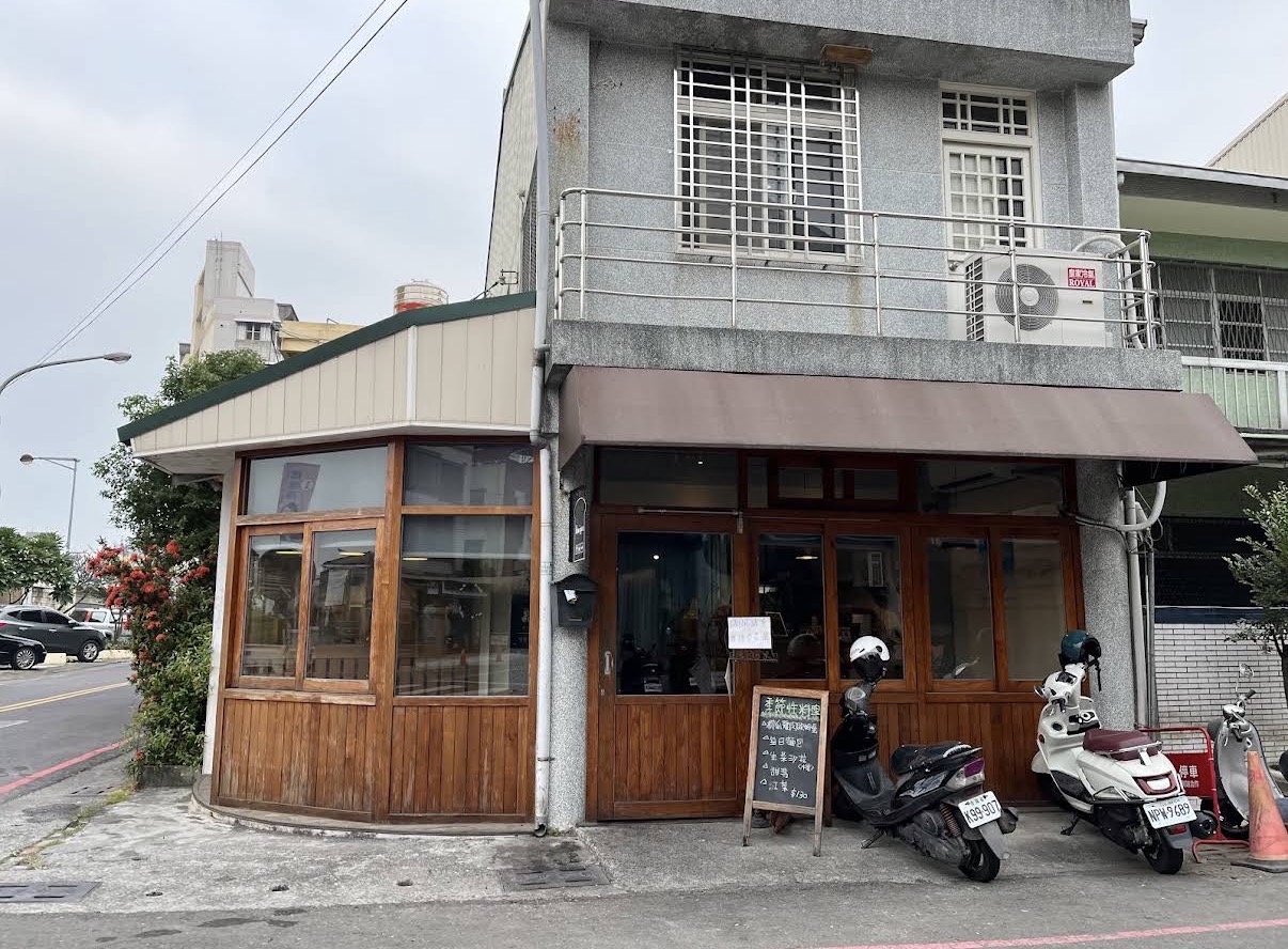 Amigos 街角外觀，木質裝潢與街景