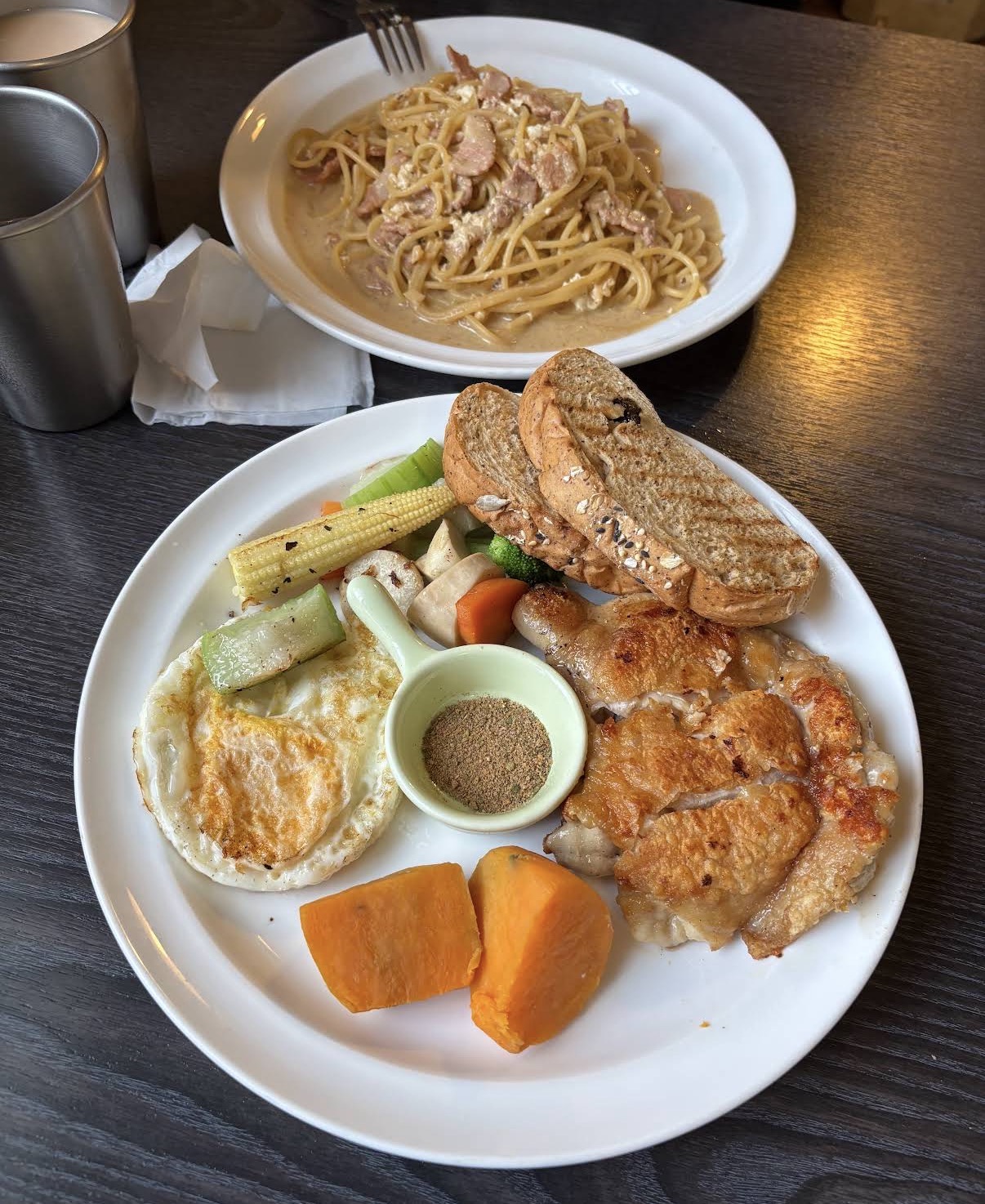 煎雞腿排早餐盤配煎蛋、吐司、蔬菜與義大利麵