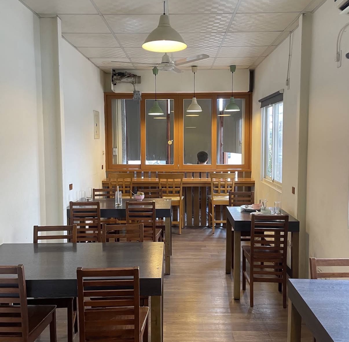 簡約溫馨的店內空間，木質桌椅與柔和燈光